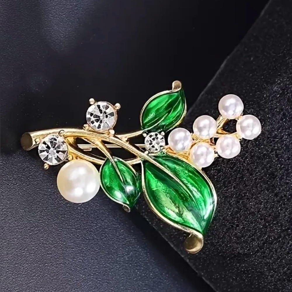 NWOT - Elegant Pearl and Rhinestone Floral Brooch